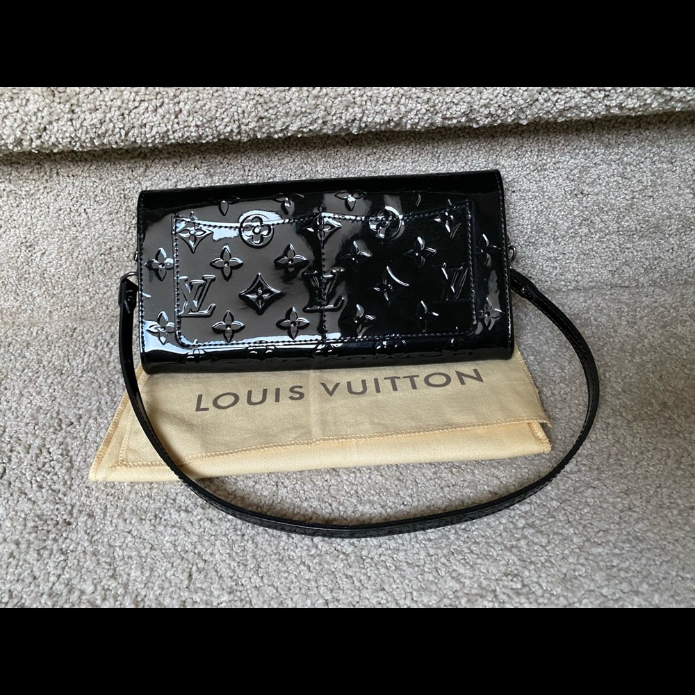 HOLD. Louis Vuitton vernis clutch with strap - Picture 2 of 12